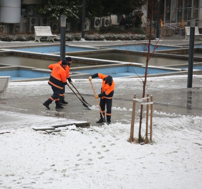 Nilüfer’de Karla Mücadele Ekipleri Görev Başında