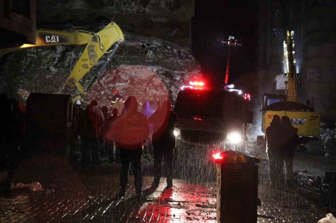 Osmaniye’de Arama Kurtarma Çalışmaları Sağanak Yağış Altında Sürüyor