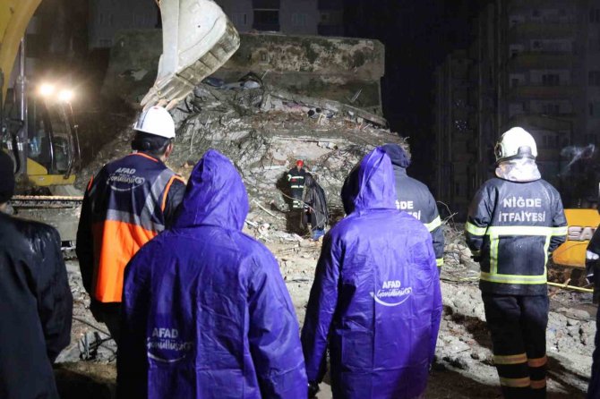 Osmaniye’de Arama Kurtarma Çalışmaları Sağanak Yağış Altında Sürüyor