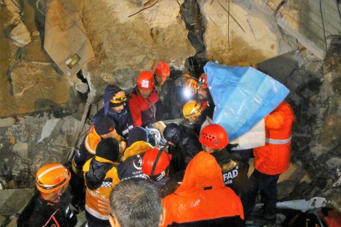 Osmaniye’de Depremde Enkaz Altında Kalan Doğan Akçakaya, 15 Saatin Ardından Ağır Yaralı Olarak Enkaz Altından Çıkartıldı. Hemşire Eşi Naciye Akçakaya’yı İse Kurtarma Çalışmaları Devam Ediyor.