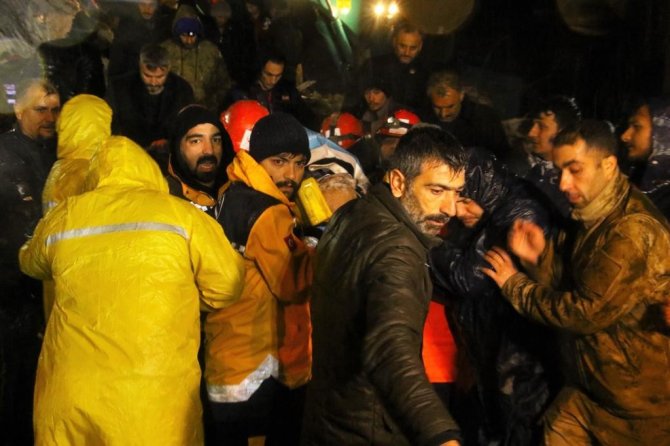 Osmaniye’de Depremde Enkaz Altında Kalan Doğan Akçakaya, 15 Saatin Ardından Ağır Yaralı Olarak Enkaz Altından Çıkartıldı. Hemşire Eşi Naciye Akçakaya’yı İse Kurtarma Çalışmaları Devam Ediyor.