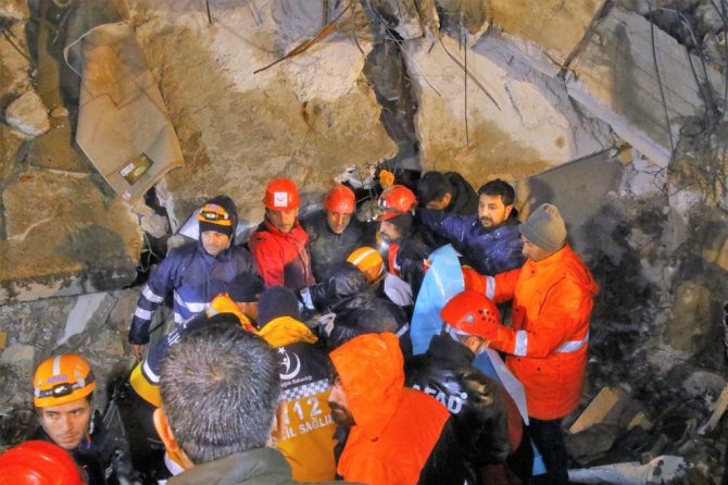 Osmaniye’de Depremde Enkaz Altında Kalan Doğan Akçakaya, 15 Saatin Ardından Ağır Yaralı Olarak Enkaz Altından Çıkartıldı. Hemşire Eşi Naciye Akçakaya’yı İse Kurtarma Çalışmaları Devam Ediyor.