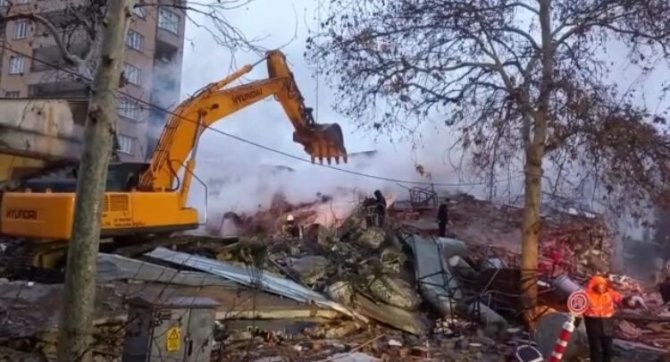Yıkılan 9 Katlı Binada Yangın Çıktı