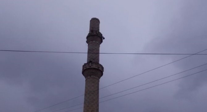 Osmaniye’de Depremde Yıkılan Minarenin Ucu Eve Zarar Verdi