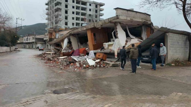 Osmaniye’nin Düziçi İlçesinde Çöken Binadan Bir Yaralı Çıkartıldı