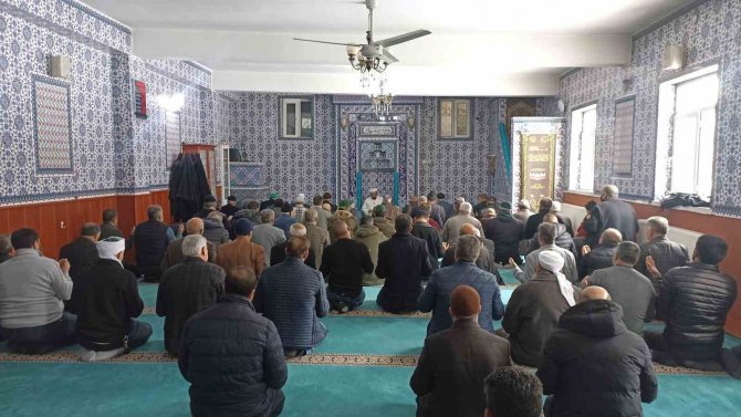 Ağrı’da Depremzedeler İçin Dualar Edildi