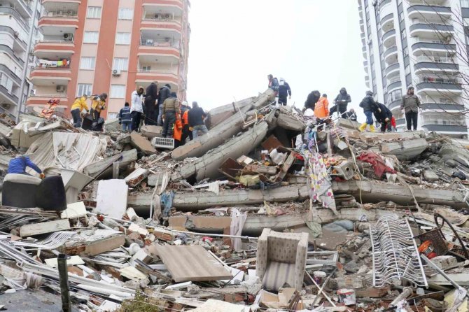 Adana’da 17 Katlı Apartmanın Enkazından 2 Kişinin Cansız Bedenine Ulaşıldı
