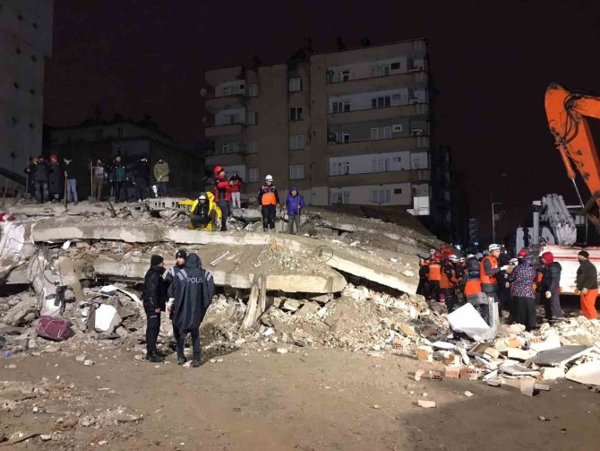 Gaziantep’te 6 Katlı Bina Enkazından 2 Ceset Çıkartıldı