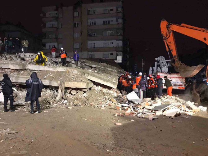 Gaziantep’te 6 Katlı Bina Enkazından 2 Ceset Çıkartıldı
