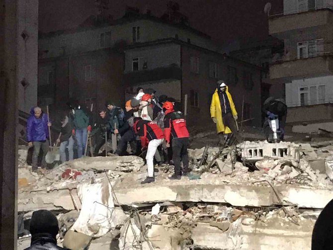 Gaziantep’te 6 Katlı Bina Enkazından 2 Ceset Çıkartıldı