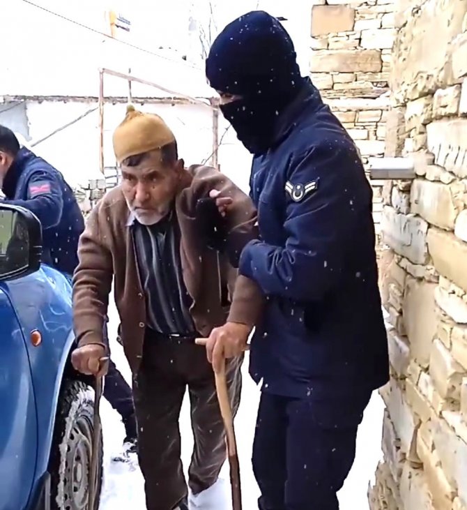 Şehit Babasının İmdadına Jandarma Yetişti