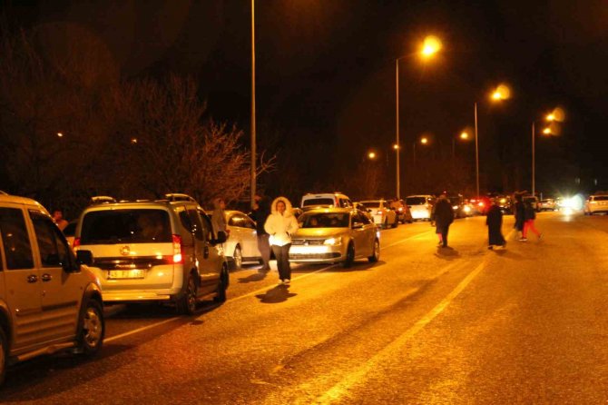 Siirt’te Hissedilen Şiddetli Deprem Vatandaşı Sokaklara Döktü