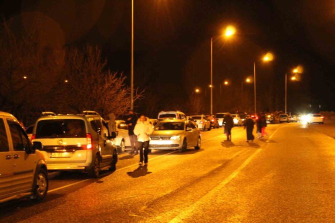 Siirt’te Hissedilen Şiddetli Deprem Vatandaşı Sokaklara Döktü
