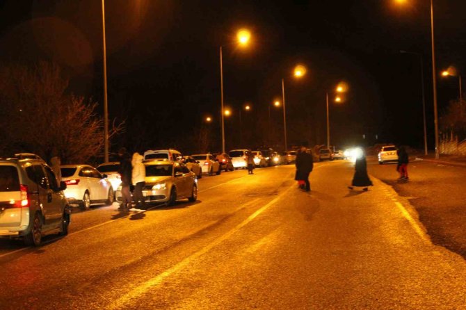 Siirt’te Hissedilen Şiddetli Deprem Vatandaşı Sokaklara Döktü