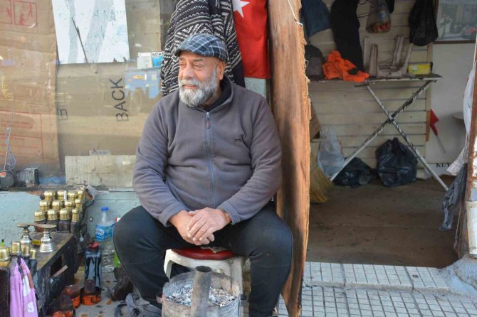 Yaz Kış Demeden 55 Yıldır Kaldırımda Ayakkabı Boyuyor
