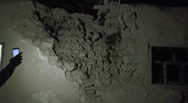 Sivas’ta Depremden Etkilenen Bir Bina Tahliye Edildi