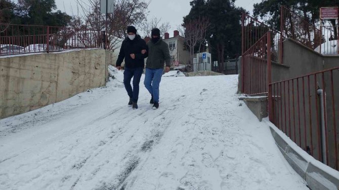Tekirdağ Beyaz Örtüyle Kaplandı: Eğitime Kar Engeli