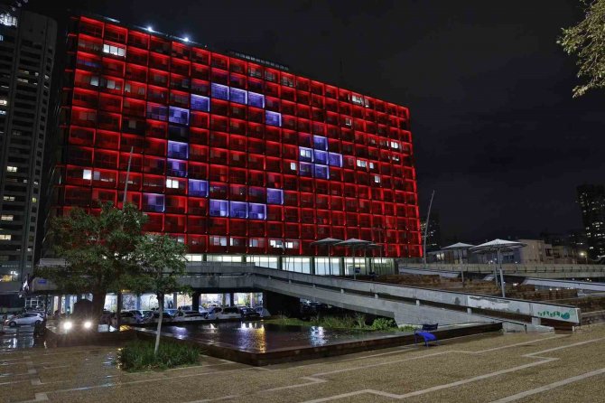 Tel Aviv’de Belediye Binasına Türk Bayrağı Silüeti Yansıtıldı