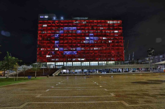 Tel Aviv’de Belediye Binasına Türk Bayrağı Silüeti Yansıtıldı