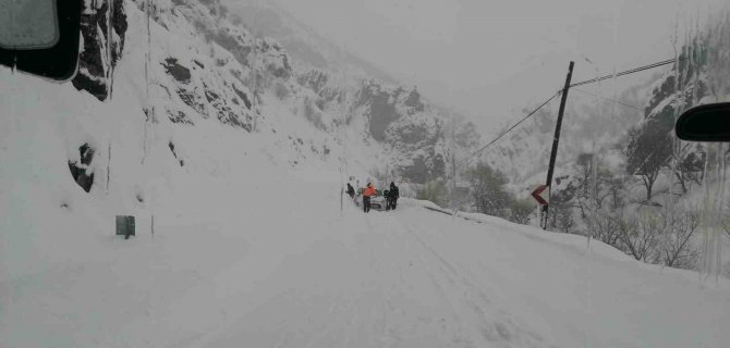 Tunceli-erzincan Karayolu, Çığ Nedeniyle Ulaşıma Kapatıldı