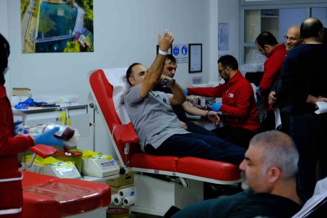 Erzincan’da Vatandaşlar Kan Merkezlerine Akın Etti