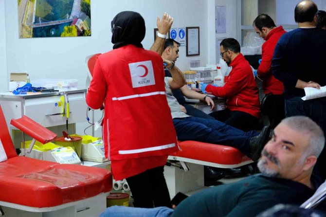 Erzincan’da Vatandaşlar Kan Merkezlerine Akın Etti