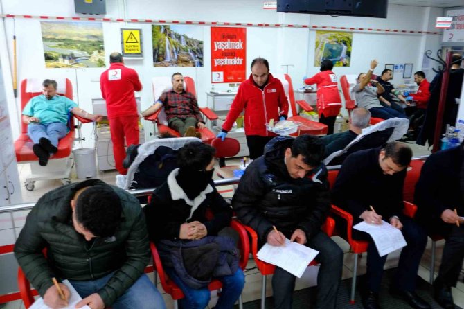Erzincan’da Vatandaşlar Kan Merkezlerine Akın Etti
