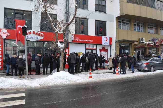 Kars’ta Vatandaşlar Kan Merkezlerine Koştu