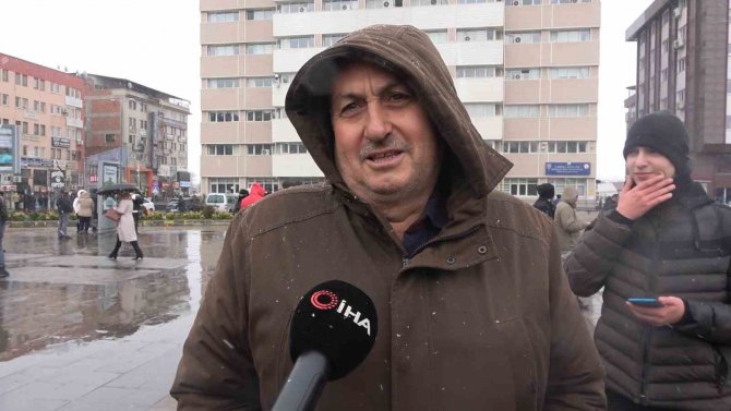 7,6’lık Deprem Kırıkkale’de Hissedildi: Vatandaşların Meydana Toplanma Anı Kamerada