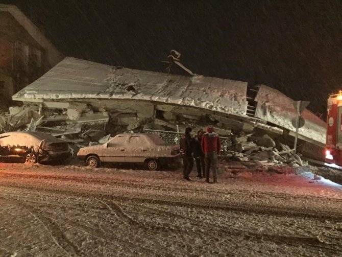 Adana Tufanbeyli’de 2 Katlı Bina Yıkıldı, Kurtarma Çalışması Sürüyor