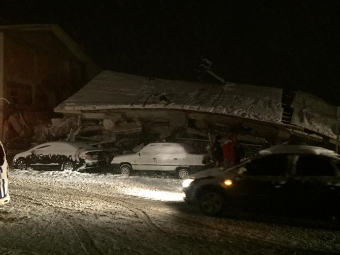 Adana Tufanbeyli’de 2 Katlı Bina Yıkıldı, Kurtarma Çalışması Sürüyor
