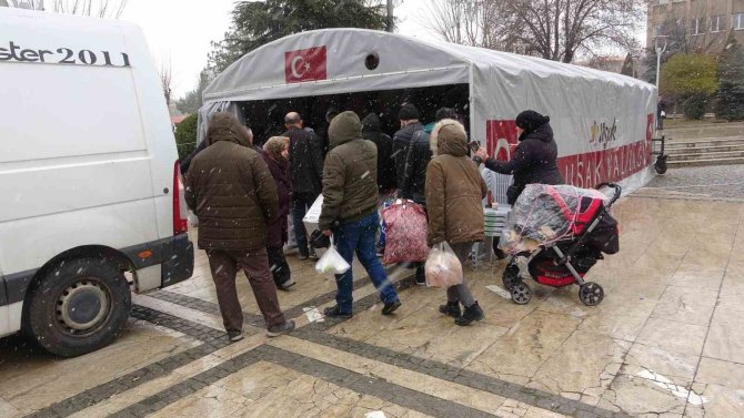 Uşaklılar Deprem Bölgesi İçin Seferber Oldu