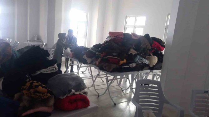 Tuşba Emekçi Kadınlar Destek Platformu’ndan Depremzedelere Giyim Ve Gıda Yardımı
