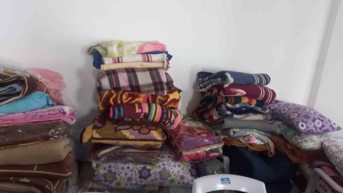 Tuşba Emekçi Kadınlar Destek Platformu’ndan Depremzedelere Giyim Ve Gıda Yardımı
