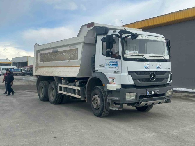 Edremit Belediyesinden Deprem Bölgesine Araç Desteği