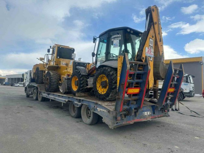Edremit Belediyesinden Deprem Bölgesine Araç Desteği