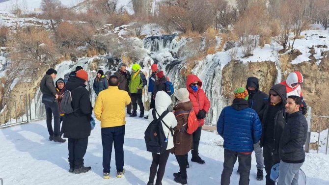 Kısmen Donan Muradiye Şelalesi’ne Yoğun İlgi