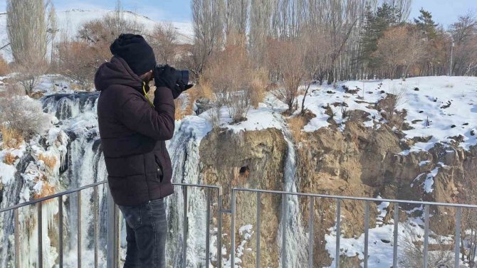 Kısmen Donan Muradiye Şelalesi’ne Yoğun İlgi