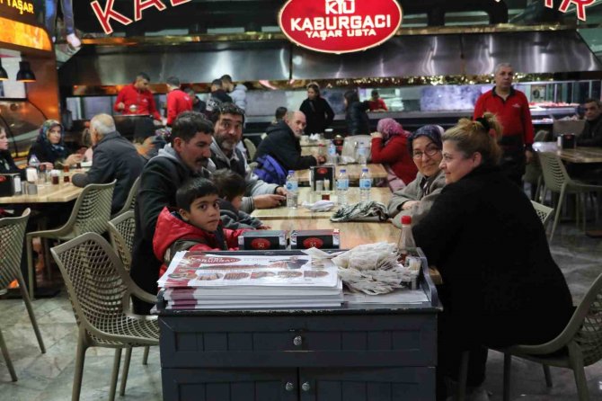 Adana’da Vatandaşlar Geceyi Park Ve Bahçelerde Geçiriyor