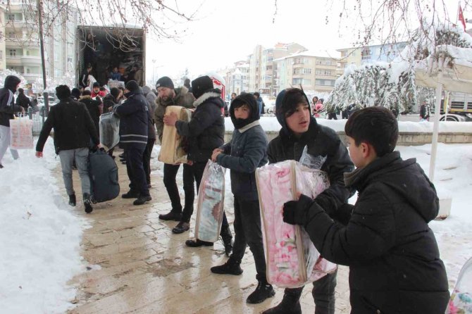Karaman’da Vatandaşlar Depremzedeler İçin Seferber Oldu