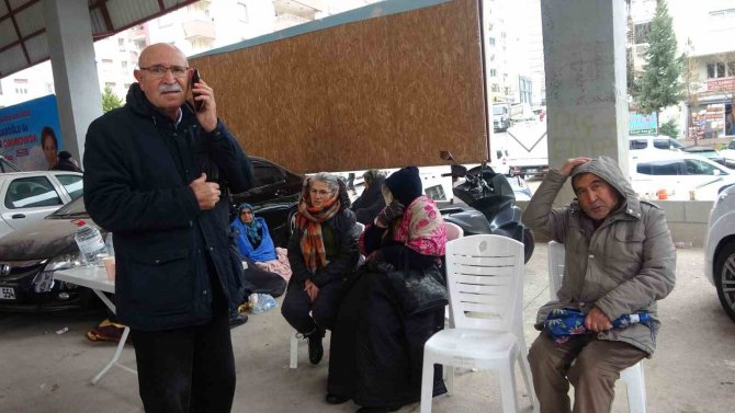 Aileler Enkaz Altından Gelecek Güzel Bir Haberi Gözyaşları İle Bekliyor