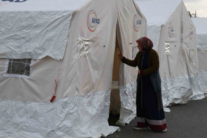 Osmaniye’de Depremzedeler Çadırlara Yerleşmeye Başladı