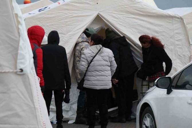 Osmaniye’de Depremzedeler Çadırlara Yerleşmeye Başladı