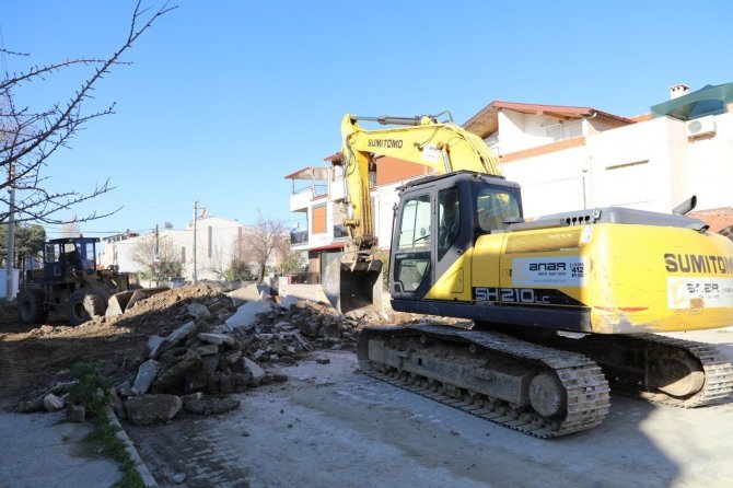 Burhaniye’de Yol Yenileme Çalışmaları Devam Ediyor