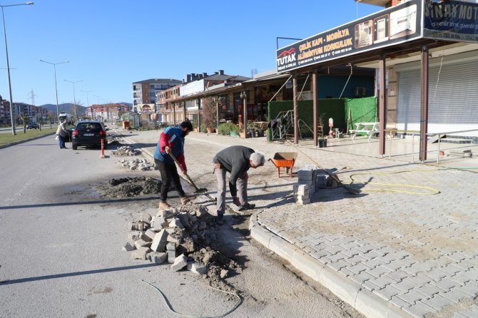 Burhaniye’de Yol Yenileme Çalışmaları Devam Ediyor