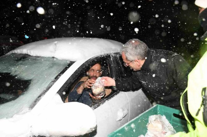 Yolda Kalanların İmdadına Kaymakamlık Yetişti