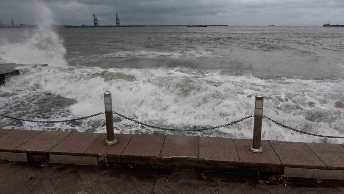 Dev Dalgalar Sahil Şeridini Aştı