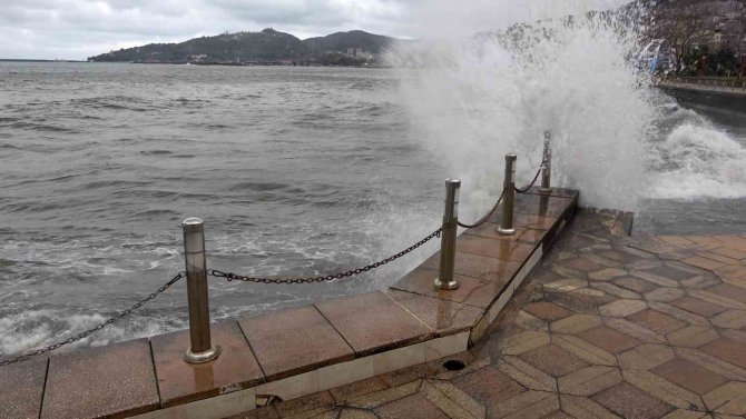 Dev Dalgalar Sahil Şeridini Aştı