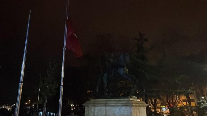 Zonguldak’ta Bayraklar Yarıya İndirildi