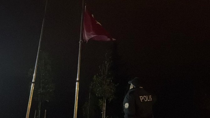 Zonguldak’ta Bayraklar Yarıya İndirildi